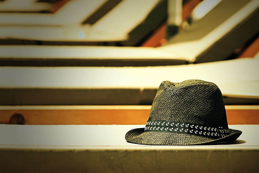sommer, hat, humør, hvile, ferier, udendørs, livsstil, fritid, indendørs, stilleben, ingen mennesker, tæt på, tøj, fokus på forgrunden, mønster, trappe, dag, selektiv fokusering, bord, fravær, personlige tilbehør, metal, sikkerhed, enkelt objekt, træ - materiale, sollys, transportmidler, 4K