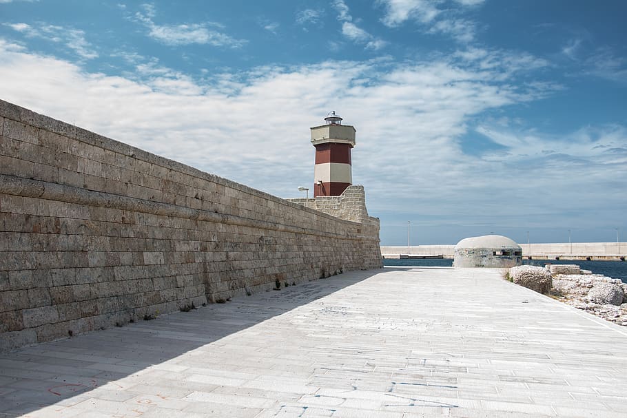 marró, blanc, ratlles, far, arquitectura, edifici, núvols, durant el dia, port, referència, paisatge, vora del mar, cel, pedres, torre, paret, aigua, estructura construïda, exterior de l'edifici, direcció, núvol - cel, el camí a seguir, orientació, seguretat, protecció, dia, naturalesa, cap gent, a l'aire lliure, sendera, funció de construcció de parets, 5K