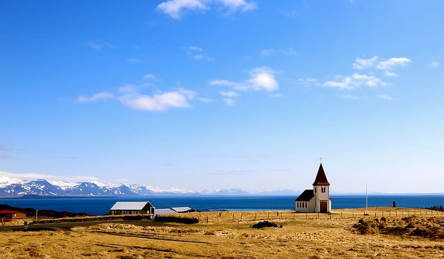 Islandia, hellnar, Serra, Costa, Església, naturalesa, arquitectura, línia de costa, cel, núvol - cel, escenics - natura, muntanya, bellesa a la natura, blau, aigua, terra, mar, dia, cap gent, tranquil·litat, escena tranquil·la, estructura construïda, exterior de l'edifici, medi ambient, a l'aire lliure, 4K