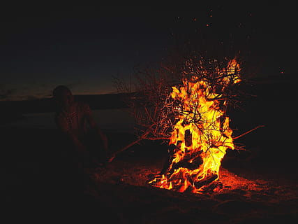 Mann, Vorderseite, angezündet, Feuer, Flamme, Feuerflamme, Feuerstelle, draußen, Feuer im Freien, Buchse, Feuer Busch, Verbrennung, Feuer - natürliches Phänomen, Hitze - Temperatur, Männer, Menschen, Natur, Lagerfeuer, Camping, Frau, Lebensstile, Erwachsene, Zusammengehörigkeit, Nacht-, Sonnenuntergang, Entspannung, Sommer-, Kamin, Frauen, rot, kaukasischer Abstammung, Freizeitbeschäftigung, Glück, Liebe, junger Erwachsener, Urlaube, lächelnd, Sonnenlicht, Dämmerung, Brennholz, Vergnügen, Romantik, Spaß, 4K, CC0, gemeinfrei, lizenzfrei