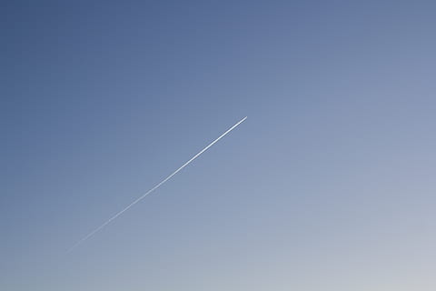 weißer Rauch, Natur, Transport, Fahrzeug, draußen, Flugzeug, Himmel, Flug, azurblauer Himmel, Jet, Tier, Vogel, fliegend, Verkehrsflugzeug, Abenteuer, Freizeitaktivitäten, Fackel, Licht, starten, Rakete, Kondensstreifen, klarer Himmel, Blau, Flachwinkelansicht, keine Leute, Schönheit in der Natur, kopieren sie platz, Tag, Szenen - Natur, Transportmittel, Bewegung, Luftfahrzeug, unterwegs, Ruhe, 4K, CC0, gemeinfrei, lizenzfrei