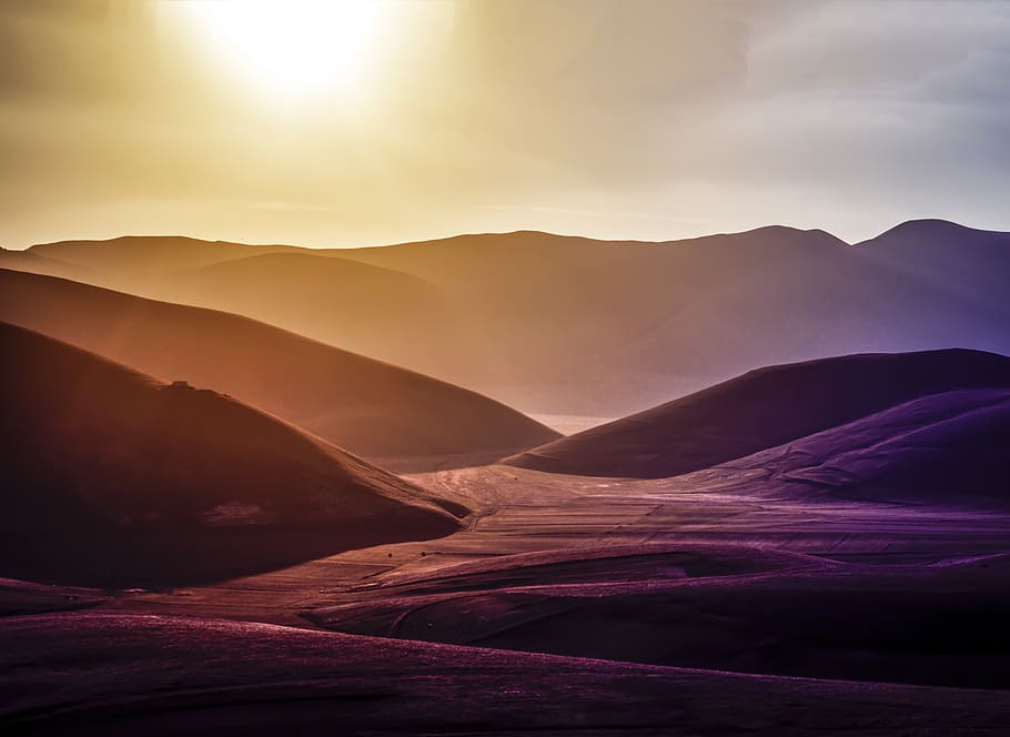 vista al vespre, brillant, núvols, alba, desert, dramàtica, sec, duna, tarda, boira, paisatge, muntanya, sorra, escènic, cel, sol, posta de sol, terreny erm, bellesa a la natura, escenics - natura, tranquil·litat, escena tranquil·la, medi ambient, escena no urbana, Serra, naturalesa, núvol - cel, idíl·lic, llum solar, cap gent, destinacions de viatge, raig de sol, viatjar, flare de la lent, a l'aire lliure, 5K