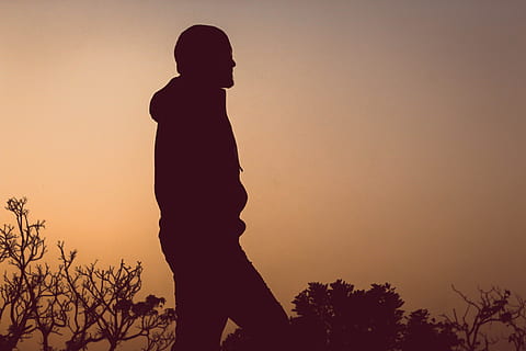niño, solo, triste, llorando, solitario, hombre, niños, cansado, persona, frustrado, sin hogar, masculino, meditación, sueño, joven, decepcionado, silueta, puesta de sol, cielo, en pie, estilos de vida, una persona, gente real, tres cuartos de longitud, color naranja, actividad de ocio, árbol, planta, naturaleza, belleza en la naturaleza, adulto, vista lateral, mujer, cielo limpio, al aire libre, 5K, CC0, dominio público, libre de derechos