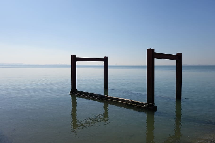 mar, resum, estàtic, silenci, l'espera, inconscient, paisatge, parada, horitzontal, aigua, cel, tranquil·litat, escena tranquil·la, bellesa a la natura, horitzó, naturalesa, horitzó sobre l’aigua, escenics - natura, material de fusta, idíl·lic, davant del mar, cel clar, cap gent, moll, dia, escena no urbana, reflexió, a l'aire lliure, post de fusta, 5K