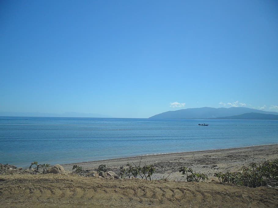 timor-leste, nebe, voda, moře, scenics - příroda, klidné scény, krása v přírodě, klid, přistát, modrý, kopie prostor, pláž, čisté nebe, horizont, Příroda, den, horizont nad vodou, mimoměstské scény, idylický, rostlina, nikdo, venku, 4K