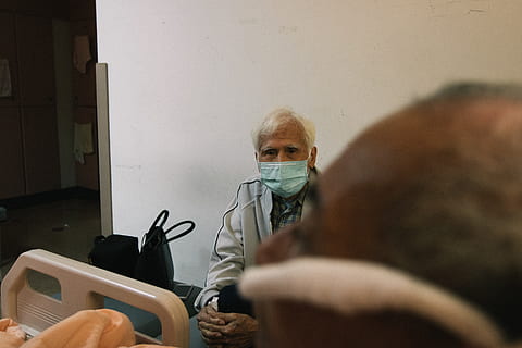 man bredvid väggen, mänsklig, person, klinik, tandläkare, trä, sjukhus, operationssal, grå, läkare, plywood, inomhus, rum, dämpa, patient, kirurgi, övervaka, LCD skärm, skärm, elektronik, visa, vuxen, sjukvård och medicin, män, människor, hanar, ung, fokusera på bakgrunden, selektiv fokusering, senior vuxen, porträtt, två personer, riktiga människor, ockupation, bebis, vård, 5K, CC0, offentligt domän, royaltyfria