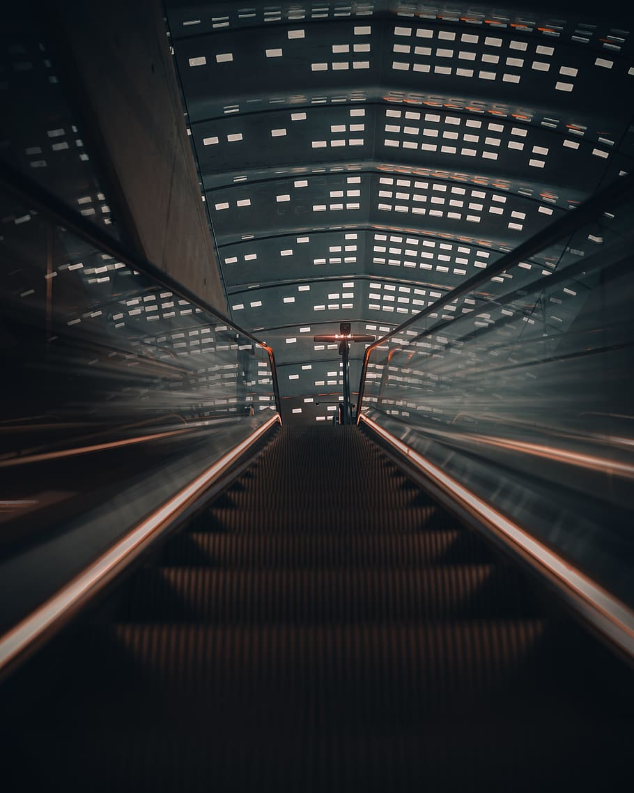 gris, blanc, escala mecànica, barana, ascensor, urbà, vehicle, tren, transport, il·luminació, moure l’efecte, canviant d'humor, escala, passarel·la, Camí, llum, passadís, terminal, estació de tren, rail, ferrocarril, arquitectura, a l'interior, el camí a seguir, direcció, estructura construïda, il·luminat, cap gent, modern, perspectiva decreixent, comoditat, connexió, tecnologia, sostre, passos i escales, moviment, passarel·la en moviment, 5K