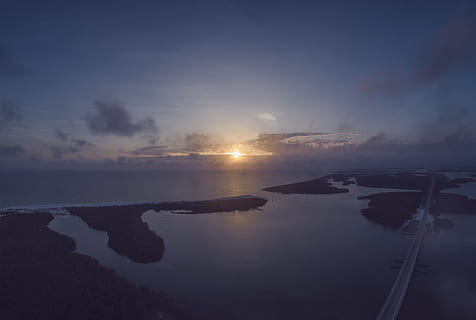 gris, Pont en suspensió, envoltat, illots, pont, núvols, alba, tarda, boira, tret d'angle alt, paisatge, llum, reflexió, escènic, mar, vora del mar, cel, sol, sortida del sol, posta de sol, aigua, temps, tranquil·litat, escena tranquil·la, bellesa a la natura, escenics - natura, naturalesa, núvol - cel, cap gent, idíl·lic, escena no urbana, llum solar, a l'aire lliure, terra, 8K, CC0, domini públic, lliure de regalies