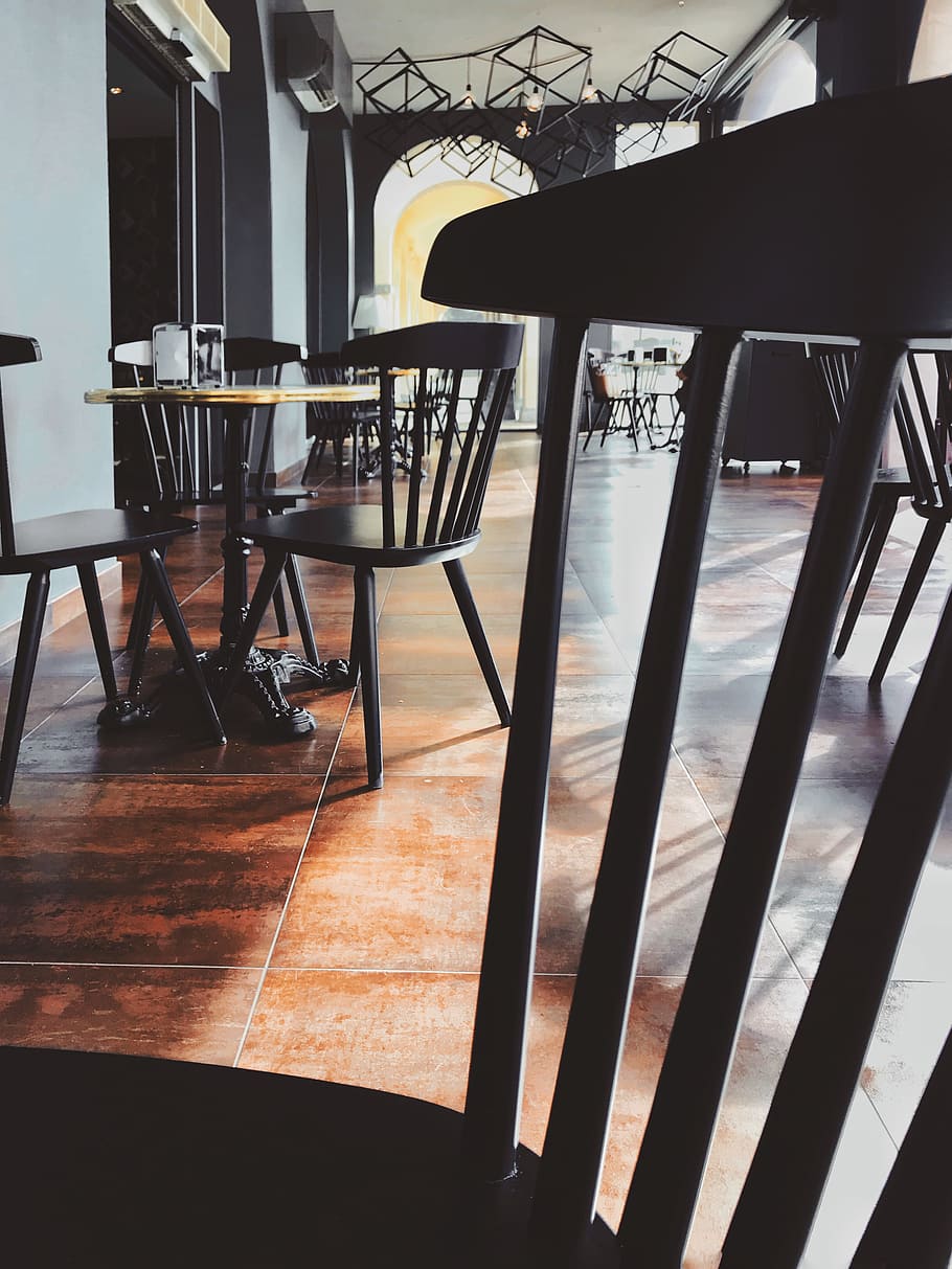 foto, buit, cafeteria, arquitectura, edifici, cadires, contemporani, restaurant, mobles, a l'interior, endins, interior, disseny d'interiors, llum, modern, taula, rajola, sòl de rajoles, fusta, seient, cadira, cap gent, negocis, absència, sòls, material de fusta, dia, estructura construïda, llum solar, terres de fusta dura, vidre, configuració, 4K