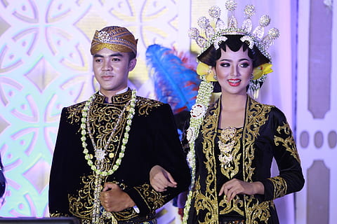 java, wedding, traditional, asia, ethnic, indonesia, people, female, indonesian, young, girl, woman, tourism, married, portrait, flower, celebration, love, adult, romantic, marriage, male, yogyakarta separated by comma, looking at camera, young adult, young women, indoors, women, front view, two people, waist up, clothing, fashion, costume, traditional clothing, real people, standing, beauty, beautiful woman, headwear, headdress, 2K, CC0, public domain, royalty free