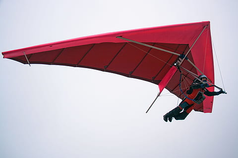 penjar, planador, competicions, volar, dom, ala delta, home, obert, esport, vent, ala, vermell, volant, naturalesa, moviment, vehicle aeri, Esports extrems, transport, protecció, gent, cel, risc, a l'aire, aventura, activitat d'oci, manera de transport, emoció, a l'aire lliure, alt, 1080P, CC0, domini públic, lliure de regalies