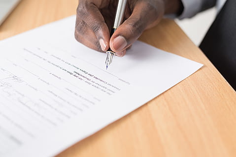 beyaz, kâğıt, gümüş dolma kalem, kapatmak, büro, belge, el, el yazısı, ofis, evrak, dolma kalem, kişi, imza, yazı, insan eli, insan vücudu parçası, tablo, bir kişi, Metin, içeriye, sözleşme, gerçek insanlar, erkekler, tutma, yetişkin, seçici odak, parmak, 5K, CC0, kamu malı, telif ücretsiz