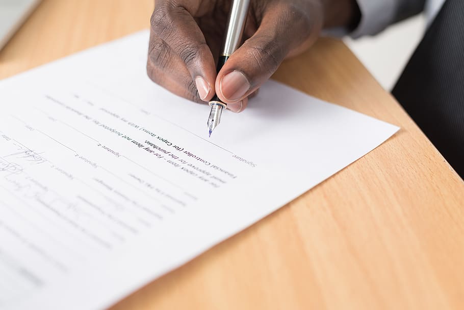 blanc, paper, ploma de plata, primer pla, escriptori, document, mà, escriptura a mà, oficina, paperassa, bolígraf, persona, signatura, escriure, mà humana, part del cos humà, taula, una persona, text, a l'interior, contractar, persones reals, homes, celebració, adult, enfocament selectiu, dit, 5K