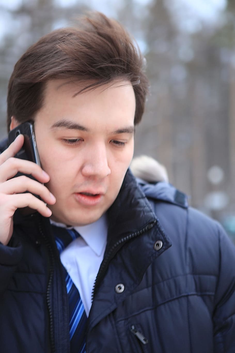 hivern, telèfon, home, parlar, masculí, trucada telefònica, telèfon mòbil, trucant, , jove, adult, a l'aire lliure, dispositiu, marcar, comunicació, una persona, utilitzant el telèfon, tecnologia, tecnologia sense fils, vista frontal, celebració, tirada al cap, retrat, adult jove, roba, connexió, centrar-se en primer pla, telèfon intel·ligent, dia, roba calenta, transceptor portàtil, bufanda, 720P