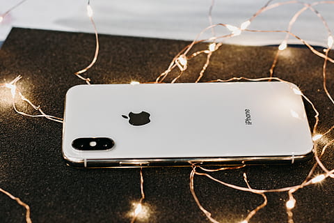 nærbillede foto, iphone, streng lys, kamera, mobiltelefon, tæt på, apparat, elektronisk, lys, telefon, smartphone, teknologi, ledninger, trådløs teknologi, forbindelse, bærbar informationsenhed, smart telefon, meddelelse, ingen mennesker, fokus på forgrunden, skærm, kabel, computer, computerudstyr, indendørs, dag, bærbarhed, hovedtelefoner, 5K, CC0, offentligt domæne, royaltyfrie