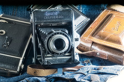 camera de epocă, camera pliere, memorie, natură moartă, nici o persoana, tehnologie, a închide, aparat de fotografiat - echipament fotografic, în interior, fotografii tematice, vehicul cu motor, mașină, vechi, antic, stil retro, zi, mijloc de transport, vehiculul terestru, Piele, echipament fotografic, carte, masa, 5K, CC0, domeniu public, fără drepturi de autor