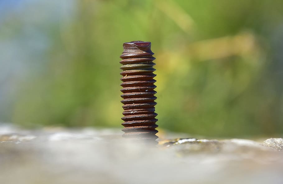 skrue, tråd, jern, rust, mekanisk, tæt på, selektiv fokusering, ingen mennesker, natur, dag, metal, udendørs, fokus på forgrunden, stak, plante, stilleben, tekstureret, solid, balance, spiralformet, rusten, rock-objekt, sollys, vækst, klippe, 5K