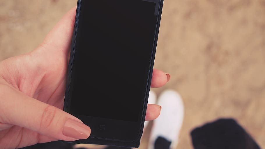 iphone, cel·la, mòbil, tecnologia, mans, els dits, esmalt per a les ungles, mà humana, part del cos humà, comunicació, tecnologia sense fils, mà, celebració, pantalla, ordinador, part del cos, dispositiu d’informació portàtil, una persona, pantalla tàctil, telèfon mòbil, connexió, telèfon intel·ligent, Internet, tauleta digital, portabilitat, adult, pantalla de cristall liquid, monitor d’ordinador, utilitzant l’ordinador, a l'aire lliure, en blanc, dit, comunicacions globals, 1080P
