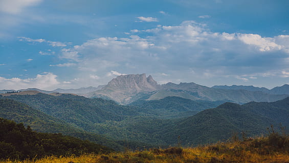 Grün, Wald, braun, Felsformation Hintergrund, Wolken, Tageslicht, Gras, Landschaft, Gebirge, Berge, Natur, draußen, szenisch, Himmel, Bäume, Berg, Szenen - Natur, wolke - himmel, Schönheit in der Natur, Umgebung, ruhige Szene, Ruhe, Nicht-städtische Szene, keine Leute, Baum, Pflanze, Land, Tag, idyllisch, Reiseziele, Gipfel, 5K, CC0, gemeinfrei, lizenzfrei