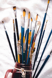 assorti gekleurde penselen, borstel, gereedschap, kunst, waterverf, kunstbenodigdheden, schrijfbehoeften, kleur, borstels, tandenborstel, pijl, symbool, potlood, pen, verf container, canvas, krijt, fles, Inktpot, draad, vogel, penseel, stilleven, kunst en ambacht, variatie, multi gekleurd, kunst en ambachtelijke uitrusting, keuze, ambacht, geen mensen, grote groep objecten, detailopname, creativiteit, binnenshuis, hoge hoekmening, verf, focus op de voorgrond, tafel, houder, verzameling, 5K, CC0, publiek domein, royaltyvrij