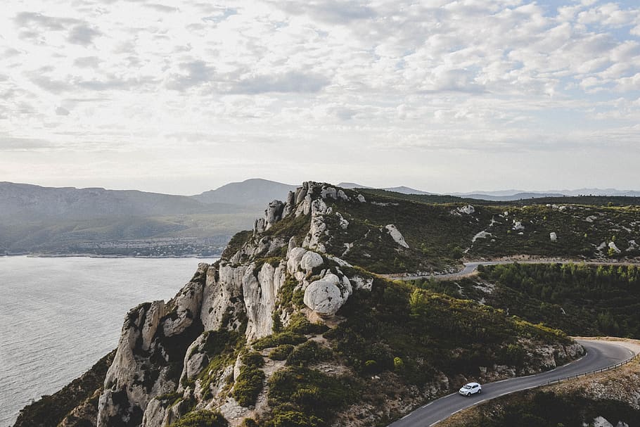 verd, muntanya, blanc, núvols, badia, platja, cotxe, corba, la llum del dia, drone shot, herba, tret d'angle alt, turó, illa, llac, paisatge, oceà, a l'aire lliure, carretera, roques, escènic, mar, vora del mar, cel, turisme, viatjar, aigua, escenics - natura, bellesa a la natura, naturalesa, núvol - cel, escena tranquil·la, dia, cap gent, tranquil·litat, medi ambient, escena no urbana, Serra, rock, transport, rock - object, formació, 4K