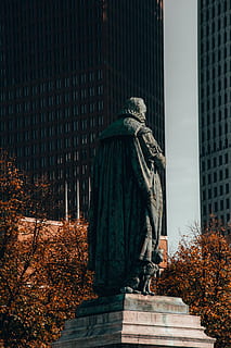 hombre, estatua de la bata, Art º, estatua, escultura, planta, árbol, flora, noche, al aire libre, roble, urbano, banco, tierra, bosque, naturaleza, vegetación, edificio, abedul, arboleda, iluminación, flor, arquitectura, representación, representación humana, Arte y artesanía, estructura construida, exterior del edificio, semejanza masculina, creatividad, nadie, otoño, día, ciudad, vista de ángulo bajo, arte, cambio, edificio de oficinas exterior, 5K, CC0, dominio público, libre de derechos