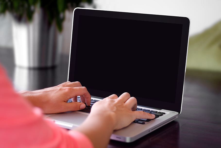 portàtil, poma, MacBook, ordinador, navegador, recerca, estudiar, escola, negocis, treballar, escriptori, gent, tecnologia, tecnologia sense fils, mà humana, connexió, mà, part del cos humà, comunicació, una persona, equips informàtics, usant portàtil, escriure, treball, enfocament selectiu, xarxa d’ordinadors, teclat, adult, Internet, teclat d’ordinador, navegar per la xarxa, 4K