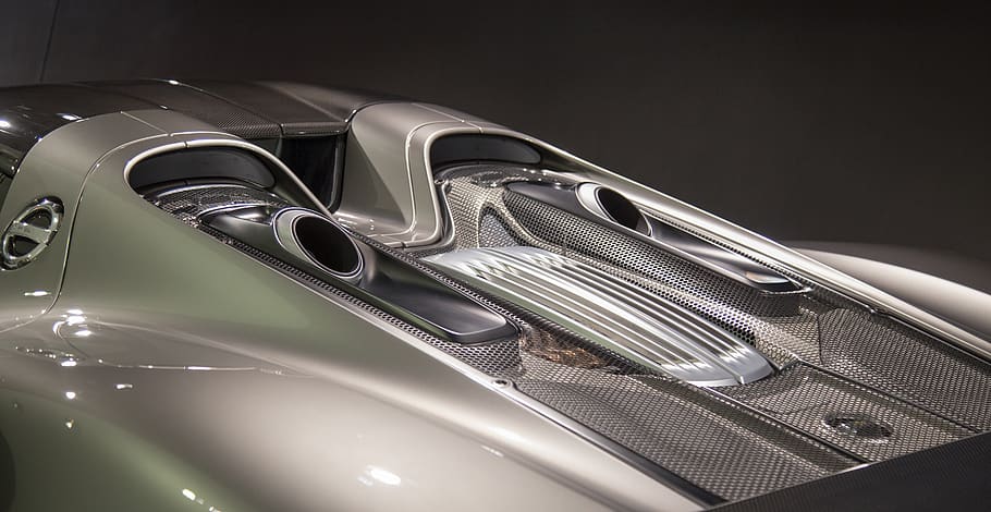 graues Auto, Reifen, Maschine, Rad, Transport, Fahrzeug, Automobil, Auto, Autoreifen, Licht, gesprochen, Leichtmetallfelge, Symbol, Warenzeichen, Logo, Scheinwerfer, Sportwagen, Jaguar Auto, Rennauto, Cabrio, Emblem, drinnen, Metall, keine Leute, Nahansicht, silberfarben, Transportmittel, glänzend, in einer Reihe, Landfahrzeug, Kraftfahrzeug, Chrom, Stillleben, schwarzer Hintergrund, Studioaufnahme, Reflexion, Fokus auf den Vordergrund, Technologie, stehlen, Legierung, sauber, Luxus, Leder, 5K