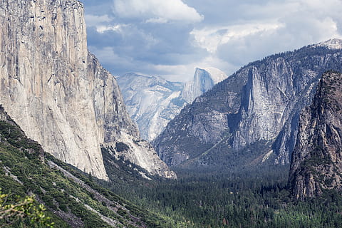 montagne di pietra bianca, scogliera, scogliere, nuvole, foresta, paesaggio, montagne, valle, Yosemite, montagna, scenics - natura, catena montuosa, bellezza nella natura, ambiente, scena tranquilla, cielo, la tranquillità, natura, scena non urbana, nuvola - cielo, pianta, albero, idilliaco, la neve, giorno, temperatura fredda, terra, nessuno, all'aperto, formazione, picco di montagna, montagna innevata, 2K, CC0, dominio pubblico, privo di copyright