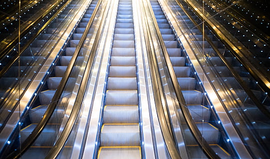 escalator gri, iluminat, arhitectură, scară rulantă, vedere unghiulară joasă, futurist, modern, scară, tehnologie, metal, în aer liber, nici o persoana, comoditate, balustradă, noapte, construită, trepte și scări, mişcare, direcţie, consecutiv, 5K, CC0, domeniu public, fără drepturi de autor