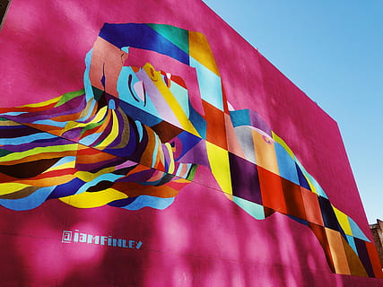 papier peint multicolore, multi couleur, personne, ciel, faible angle de vue, bleu, journée, la nature, rayé, drapeau, architecture, extérieur du bâtiment, structure construite, textile, rouge, ciel clair, en plein air, couleur rose, fermer, environnement, couleurs éclatantes, violet, 4K, CC0, domaine public, libre de droits