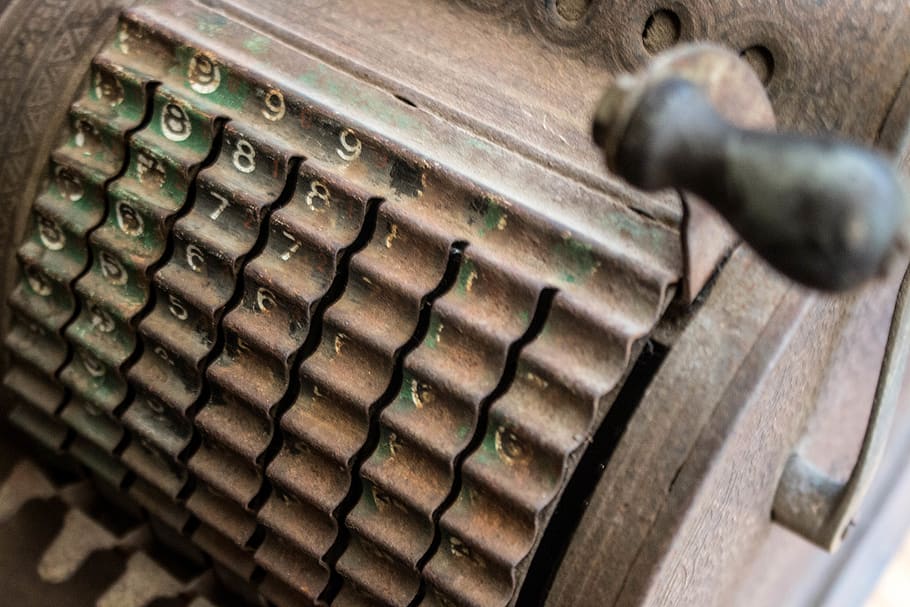 números, calculadora antiga, màquina, palanca, primer pla, cap gent, material de fusta, tecnologia, vista d’angle alt, a l'interior, enfocament selectiu, equips informàtics, metall, teclat, comunicació, teclat d’ordinador, connexió, ordinador, dia, centrar-se en primer pla, taula, negocis, inclinació, clau d’ordinador, 5K