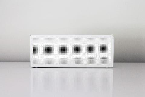 głośnik, dok, audio, przedmioty, biały, technologia, wewnątrz, biały kolor, studio strzał, pojedynczy obiekt, żadnych ludzi, białe tło, kopia przestrzeń, szary, kultura i rozrywka artystyczna, prostota, porozumiewanie się, połączenie, zbliżenie, szare tło, stół, wzór, odetnij, kształt, układ, 4K, CC0, domena publiczna, darmowe zdjęcia