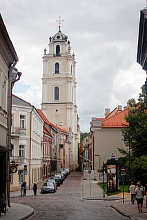 Lituània, vilnius, arquitectura, estructura construïda, exterior de l'edifici, ciutat, edifici, religió, manera de transport, cel, creença, cotxe, lloc de culte, espiritualitat, automòbil, núvol - cel, persones incidentals, transport, carrer, torre, 5K, CC0, domini públic, lliure de regalies