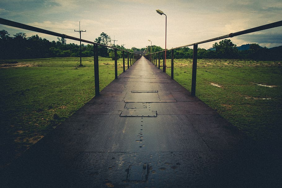 pont gris, pont, núvols, la llum del dia, herba, llum, parc, baranes, cel, acer, fanals de carrer, arbres, el camí a seguir, direcció, planta, naturalesa, transport, cap gent, perspectiva decreixent, dia, arbre, sendera, carretera, a l'aire lliure, connexió, núvol - cel, buit, carrer, punt de fuga, barana, llarg, 5K