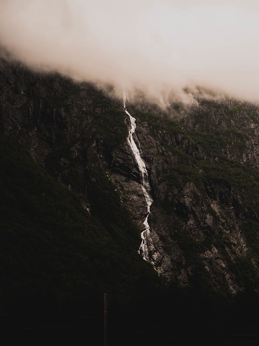 negre, muntanya, núvols, naturalesa, a l'aire lliure, temps, noruega, trollstigen, penya-segat, boira, olympus, riu, aigua, cascada, altiplà, pendent, lliscament de terra, pissarra, paisatge, desert, Serra, bellesa a la natura, cap gent, escenics - natura, cel, tranquil·litat, rock, medi ambient, escena tranquil·la, terra, dia, escena no urbana, rock - object, geologia, formació de roca, sòlid, moviment, poder a la natura, formació, 4K