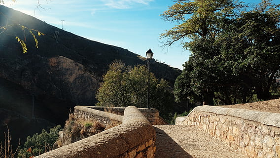 camí, cuenca, arbre, planta, naturalesa, cel, arquitectura, estructura construïda, dia, muntanya, història, el passat, llum solar, bellesa a la natura, escenics - natura, creixement, destinacions de viatge, sòlid, persones reals, a l'aire lliure, viatjar, activitat d'oci, 4K, CC0, domini públic, lliure de regalies