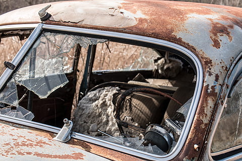 oldtimer, starý, auto, rez, antický, zrezivělý, rozpad, poškozen, přeprava, opuštěný, způsob dopravy, motorové vozidlo, sklo - materiál, pozemního vozidla, zastaralý, den, špatný stav, kov, zlomený, nikdo, zhoršení, rezavý, run-down, pokles, zničení, venku, zničil, lámání, skládka, 5K, CC0, veřejná doména, bez autorských práv
