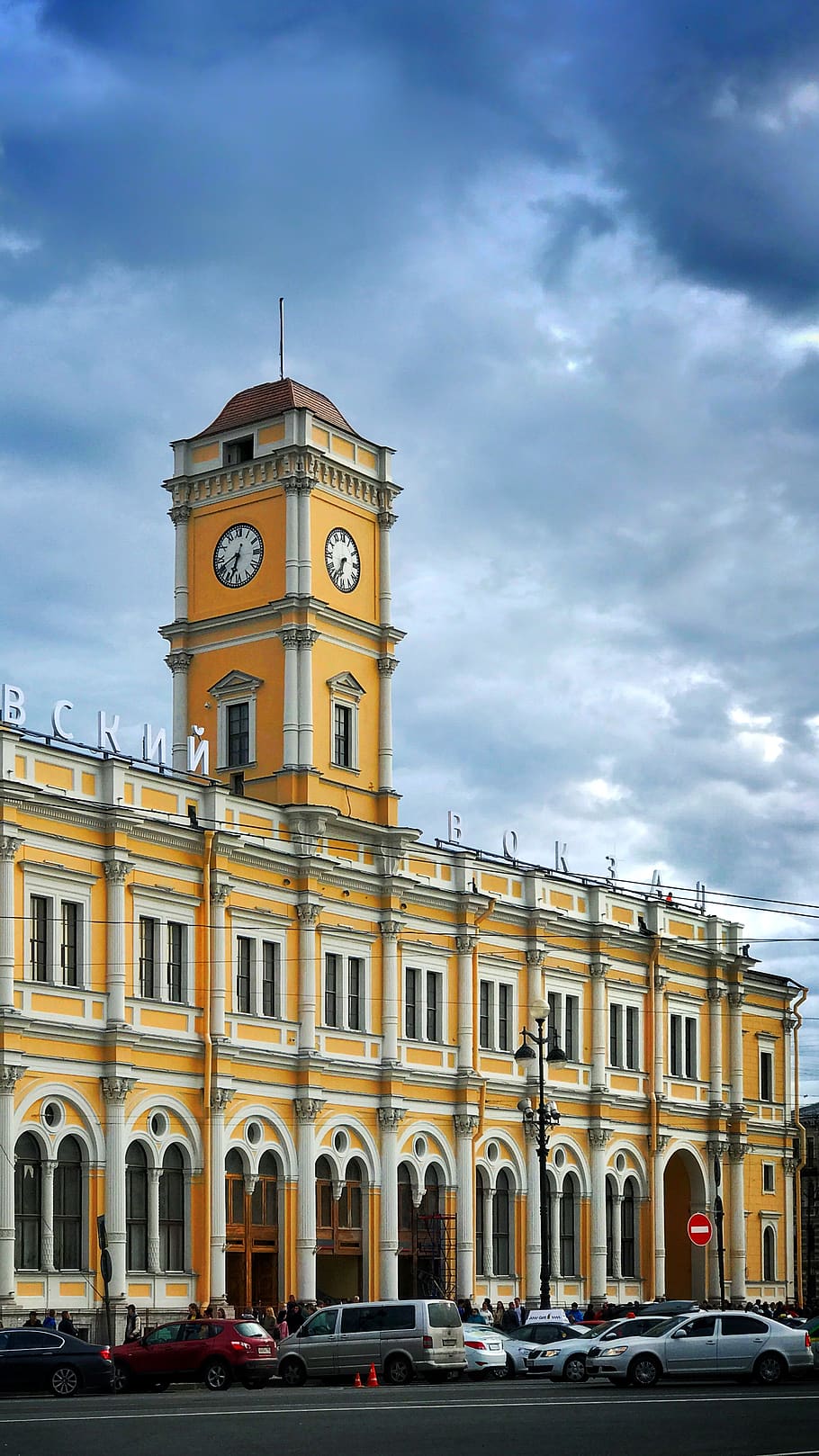 Torre dell'orologio, Torre, costruzione, architettura, mezzi di trasporto, auto, veicolo, automobile, Sankt-Peterburg, Viale Nevsky, Russia, umano, persona, città, urbano, centro, cittadina, ruota, macchina, orologio, modo di trasporto, esterno dell'edificio, struttura costruita, veicolo a motore, nuvola - cielo, cielo, veicolo terrestre, strada, natura, giorno, arco, destinazioni di viaggio, viaggio, nessuno, finestra, 2K