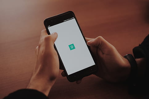 černá android smartphone, přístroj, Zobrazit, moderní, obrazovka, chytrý telefon, dotek, Dotyková obrazovka, bezdrátový, bezdrátové technologie, technologie, lidské ruky, sdělení, přenosné informační zařízení, mobilní telefon, spojení, ruka, část lidského těla, jedna osoba, pomocí telefonu, telefon, hospodářství, skutečných lidí, detail, obrazovky přístroje, životního stylu, prst, 4K, CC0, veřejná doména, bez autorských práv