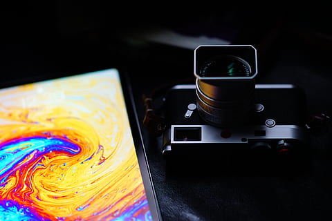 fotocamera dslr nera, telecamera, elettronica, schermo, luce, arte, tenere sotto controllo, lente, splendore, libro, Camera digitale, grafica, tela, lenti della macchina fotografica, modello, ornamento, frattale, macchina da gioco arcade, videocamera, pagina, testo, in casa, natura morta, tecnologia, nessuno, tavolo, avvicinamento, multicolore, arte e artigianato, creatività, concentrarsi sulle conoscenze acquisite, temi fotografici, messa a fuoco selettiva, giallo, dipingere, mestiere, tavolozza, attrezzatura, cibo e bevande, cultura artistica e intrattenimento, spazzola, miscelazione, pitture ad acquerelli, 4K, CC0, dominio pubblico, privo di copyright