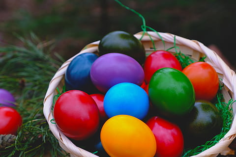 Ostern, Ei, Essen, Ostereier, bunt, farbig, Farbe, Frühling, Lebensmittel, Hühnereier, osterkorb, Essen und Trinken, mehrfarbig, Osterei, Feier, Korb, Gemüse, Urlaub, Frische, rot, Tomate, keine Leute, Obst, Stillleben, gesundes Essen, Nahansicht, Container, reif, 5K, CC0, gemeinfrei, lizenzfrei