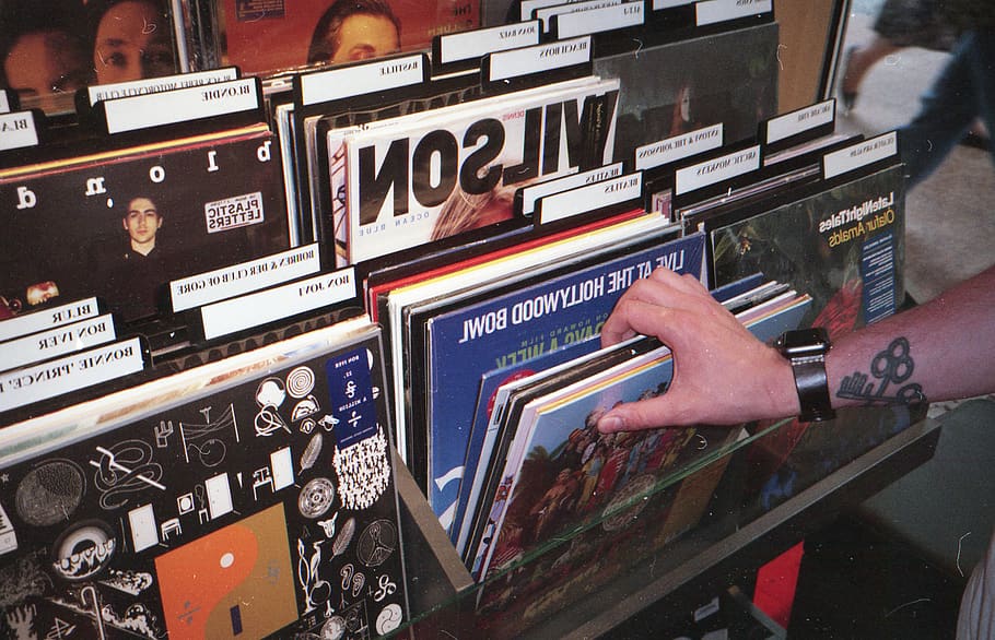 různé rukávy, člověk, osoba, police, hodinky, tetování, ruka, vinyl, náramkové hodinky, obchod se záznamy, záznam, malé podniky, hudba, interiér, Zvuk, vinylový obchod, kapela, elektronika, nábytek, knihovna, arkádová hra stroj, lidské ruky, část lidského těla, umělecká kultura a zábava, technologie, automat, lidé, kasino, hazardních her, uvnitř, finance, volnočasové aktivity, štěstí, životního stylu, skutečných lidí, filmový průmysl, stroje, film, prst, prodejní automat, 5K