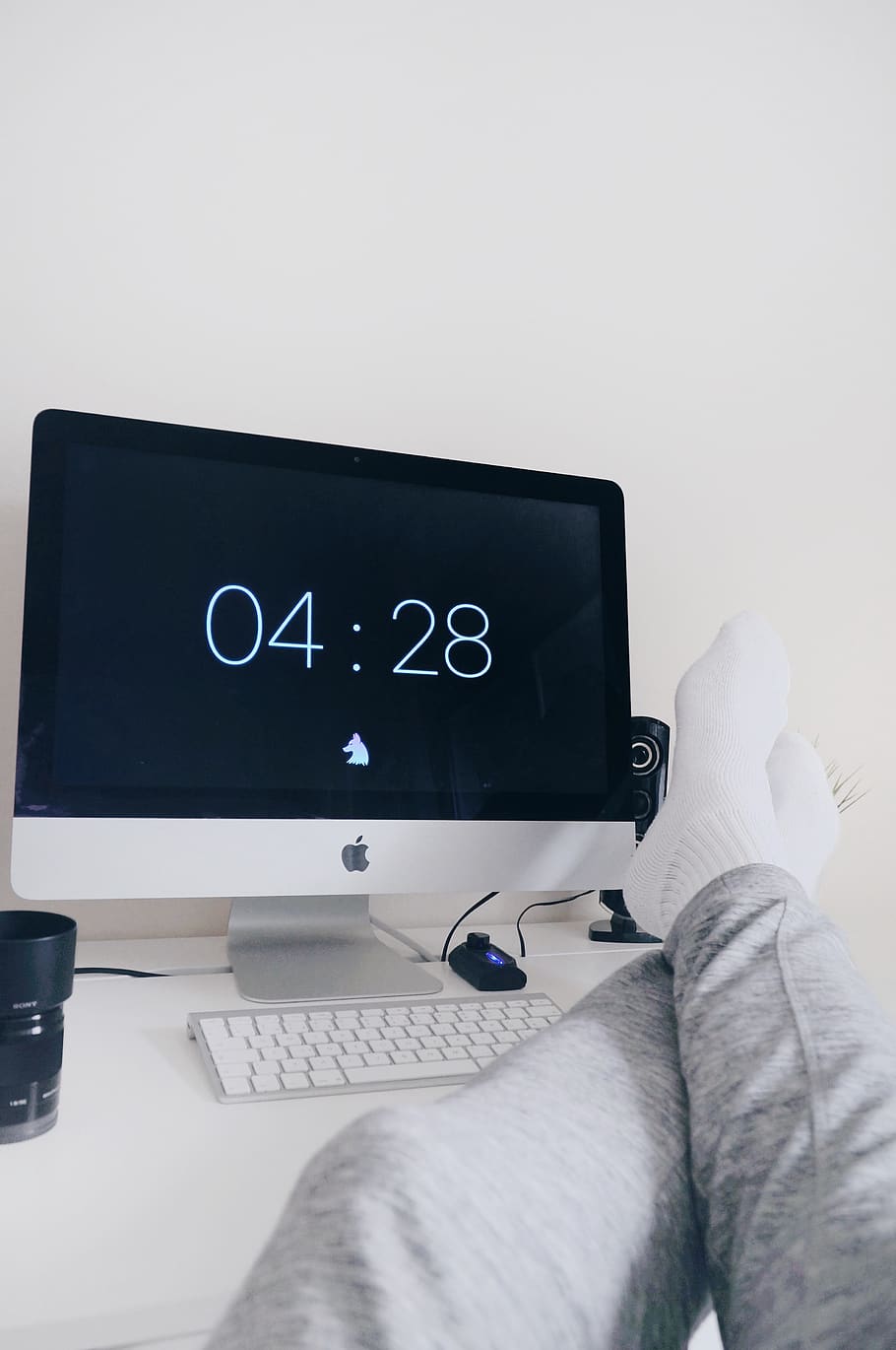 slovensko, trnava, mac, MacBook, fred, tecnologia, equipament, configuració, minimalisme, imac, mínim, simple, monocroma, salvapantalles, relaxa't, configuració de l’oficina, oficina a casa, oficina, minimalista, part del cos humà, ordinador, comunicació, part del cos, a l'interior, connexió, secció baixa, perspectiva personal, una persona, cama humana, tecnologia sense fils, persones reals, equips informàtics, monitor d’ordinador, taula, portàtil, Ratolí de l'ordinador, homes, teclat, peu humà, navegar per la xarxa, 4K