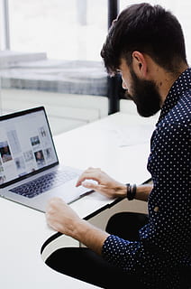 mand, aflytning, bærbar computer, trådløs teknologi, teknologi, en person, rigtige mennesker, bord, bærbar, forbindelse, sidder, indendørs, skæg, meddelelse, bruger bærbar computer, herrer, computer, arbejder, koncentration, afslappet tøj, voksen, hanner, ny forretning, 4K, CC0, offentligt domæne, royaltyfrie