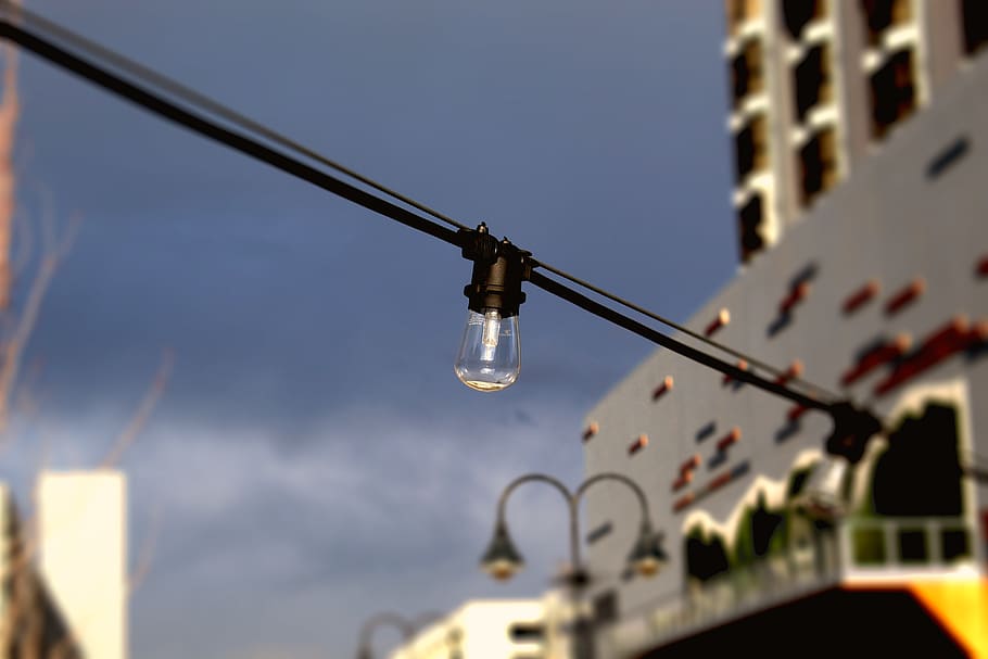 llum, bombeta, pal d’utilitat, cable, ciutat, avions, vehicle, helicòpter, transport, flamarada, llum solar, pantalla de llum, faro, il·luminació, acrobàtic, mel, bresca, cel, arquitectura, exterior de l'edifici, naturalesa, estructura construïda, cap gent, equips d’il·luminació, a l'aire lliure, vista d’angle baix, carrer, dia, il·luminat, núvol - cel, vespre, enfocament selectiu, connexió, signe, 5K