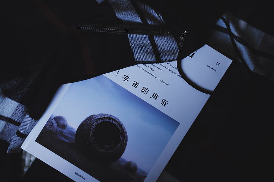 kanji, script, geëtiketteerd, boek, tekst, communicatie, detailopname, westers schrift, hoge hoekmening, binnenshuis, geen mensen, stilleven, aantal, papier, technologie, tafel, vervoer, kunst cultuur en entertainment, verbinding, door de mens gemaakt object, door de mens gemaakt, film industrie, 5K
