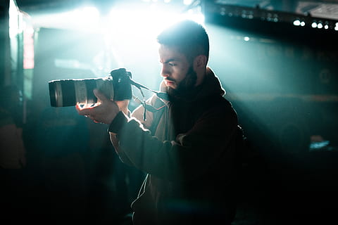 uomo che usa la macchina fotografica, persona, umano, luce, Howrah, India, Kolkata, bagliore, fotografo, telecamera, sole, arte, zoom, blu, luce del sole, lightbeams, persone, canone, viso, foto, fotografia, musica, una persona, prestazione, detenzione, cultura artistica e intrattenimento, adulto, in casa, dalla vita in su, artista, uomini, abilità, musicista, tecnologia, occupazione, temi fotografici, macchina fotografica - attrezzatura fotografica, palcoscenico, Fotografare, vita notturna, 5K, CC0, dominio pubblico, privo di copyright