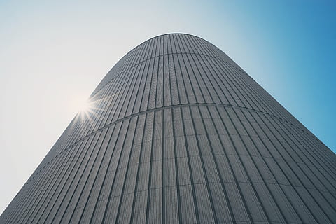 fotografia d'angle baix, gris, concret, edifici, arquitectura, tir en angle baix, patró, perspectiva, sol brillant, estructura construïda, exterior de l'edifici, cel, vista d’angle baix, ciutat, modern, llum solar, oficina, exterior d’edifici d’oficines, naturalesa, alta - alta, cap gent, cel clar, sol, gratacels, torre, dia, flare de la lent, a l'aire lliure, 5K, CC0, domini públic, lliure de regalies