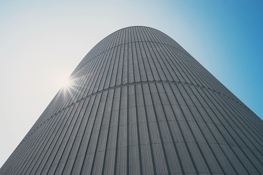 fotografia d'angle baix, gris, concret, edifici, arquitectura, tir en angle baix, patró, perspectiva, sol brillant, estructura construïda, exterior de l'edifici, cel, vista d’angle baix, ciutat, modern, llum solar, oficina, exterior d’edifici d’oficines, naturalesa, alta - alta, cap gent, cel clar, sol, gratacels, torre, dia, flare de la lent, a l'aire lliure, 5K